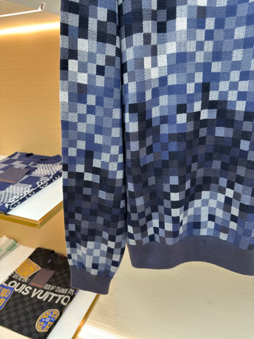 LOUIS VUITTON mosaic jacquard pullover ●Authentic product: 15600 purchased and developed ●Item number: 1680304-C55 ●Fabric: cotton fabric ●Technology: jacquard production ●Version: fitted version ●Weight: about 610 grams ●Size: elements, showing a delicate texture like snake leather. The intricate jacquard texture reflects Micro Der details, and the embroidered logo embellishes the chest, making it easy to integrate into everyday looks. Standard fit with all-over Snakoflage jacquard logo embroidered on the chest, Marque at center back, 1.VuittonDeposee embroidered patches at ribbed collar, cuffs and hem. The overall wiring is straight and delicate, the fabric is comfortable and soft, and the color is consistent without color difference. It can be matched with the same style to create a fashionable look and control various occasions. Customized accessories, complete with three standards, same style for men and women!
